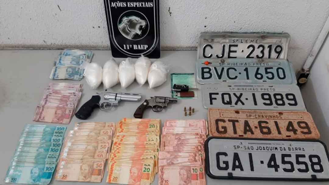 Baep Recupera Carro Furtado, Apreende Armas, Dorgas E Dinheiro