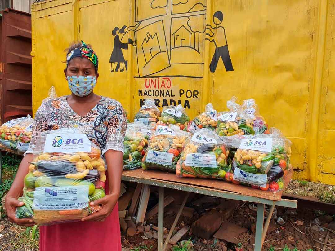 Famílias Da Locomotiva Recebem Kits De Hortifruti