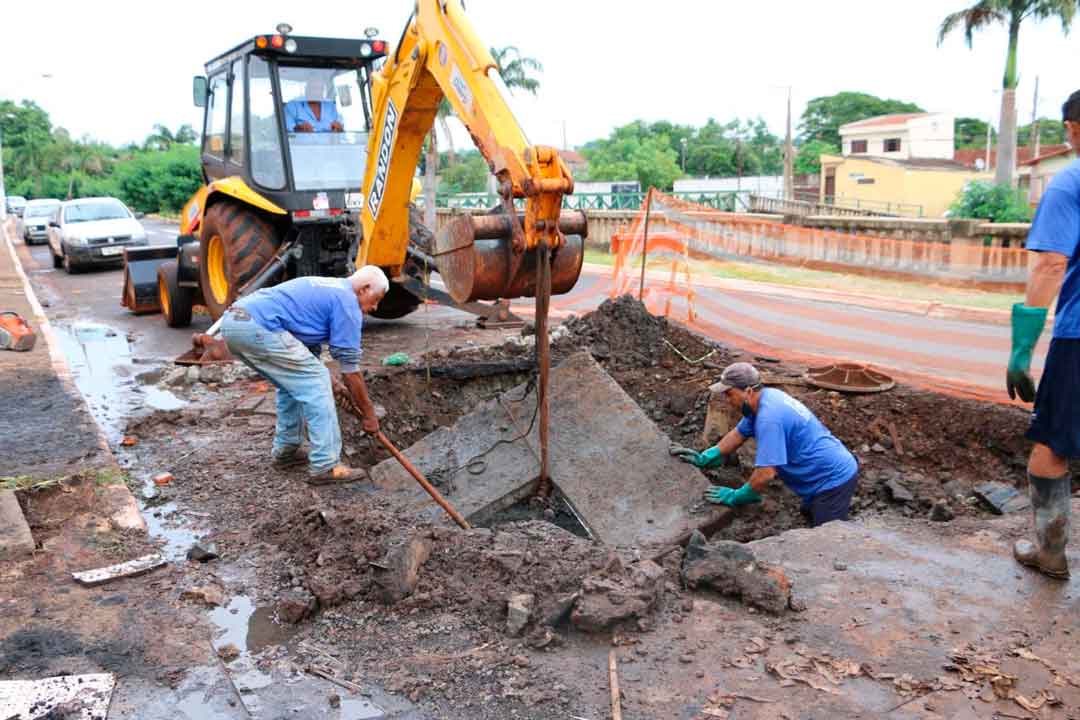 Esgoto Entupido Na Avenida Álvaro De Lima