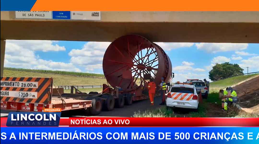 Carreta Entala Em Viaduto