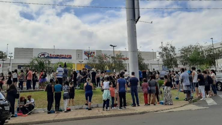 População Em Pânico Invade Supermercados Da Cidade