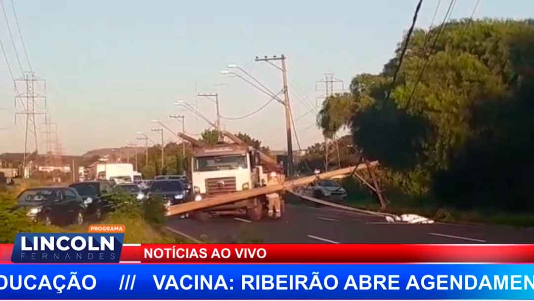 Carro Bate Em Poste, Que Cai E Bloqueia Av.  Maurílio Biagi