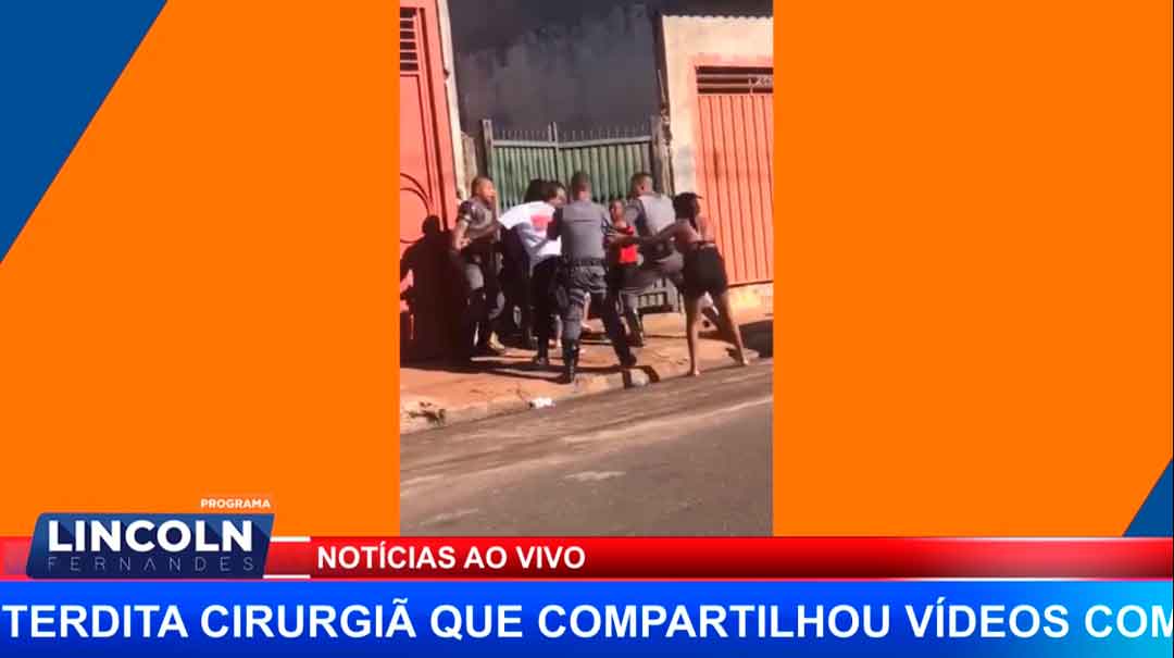 O Pau Quebrou! População Vai Às Vias De Fato Com A Polícia