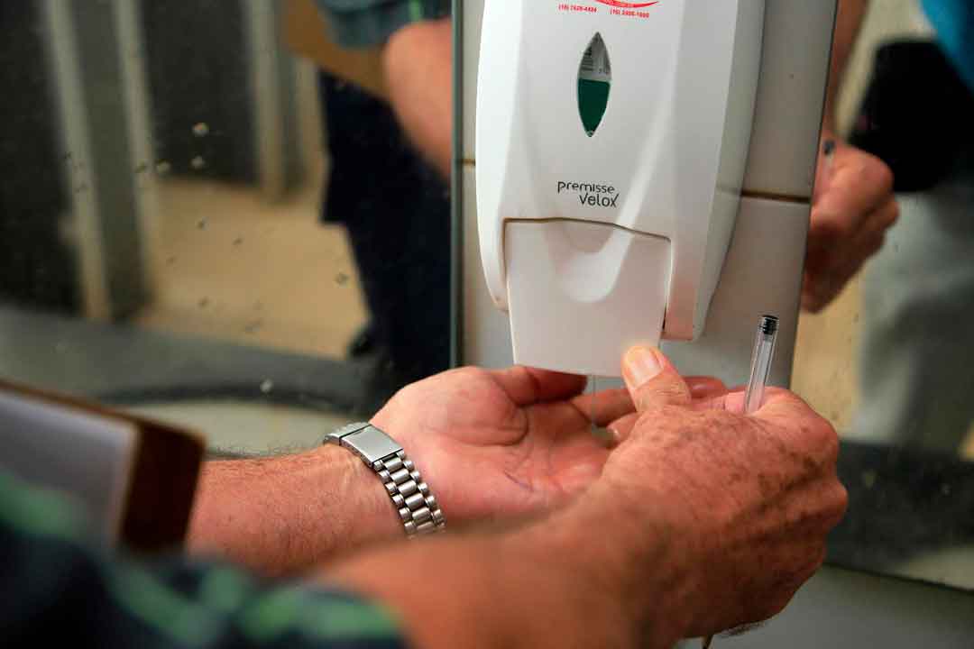 Transerp Verifica Recipientes De Álcool Em Terminal De Ônibus