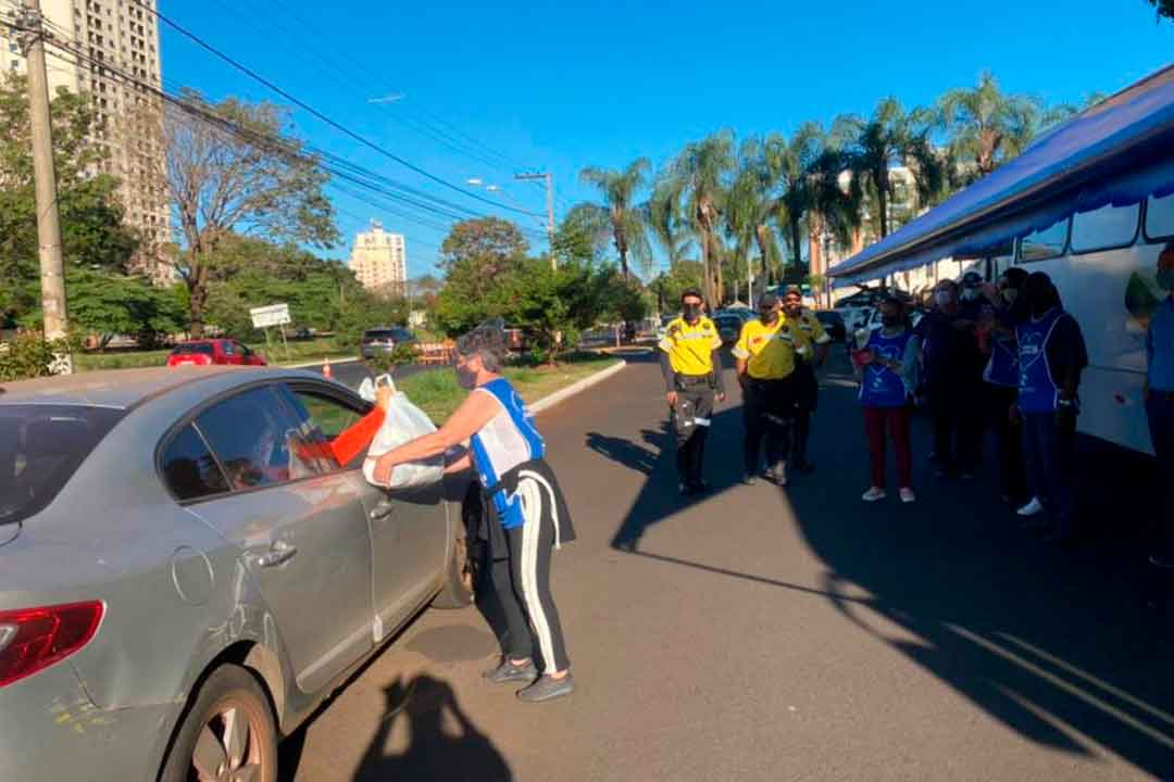 Drive-Thru Arrecada Mais De 10 Mil Peças De Agasalhos