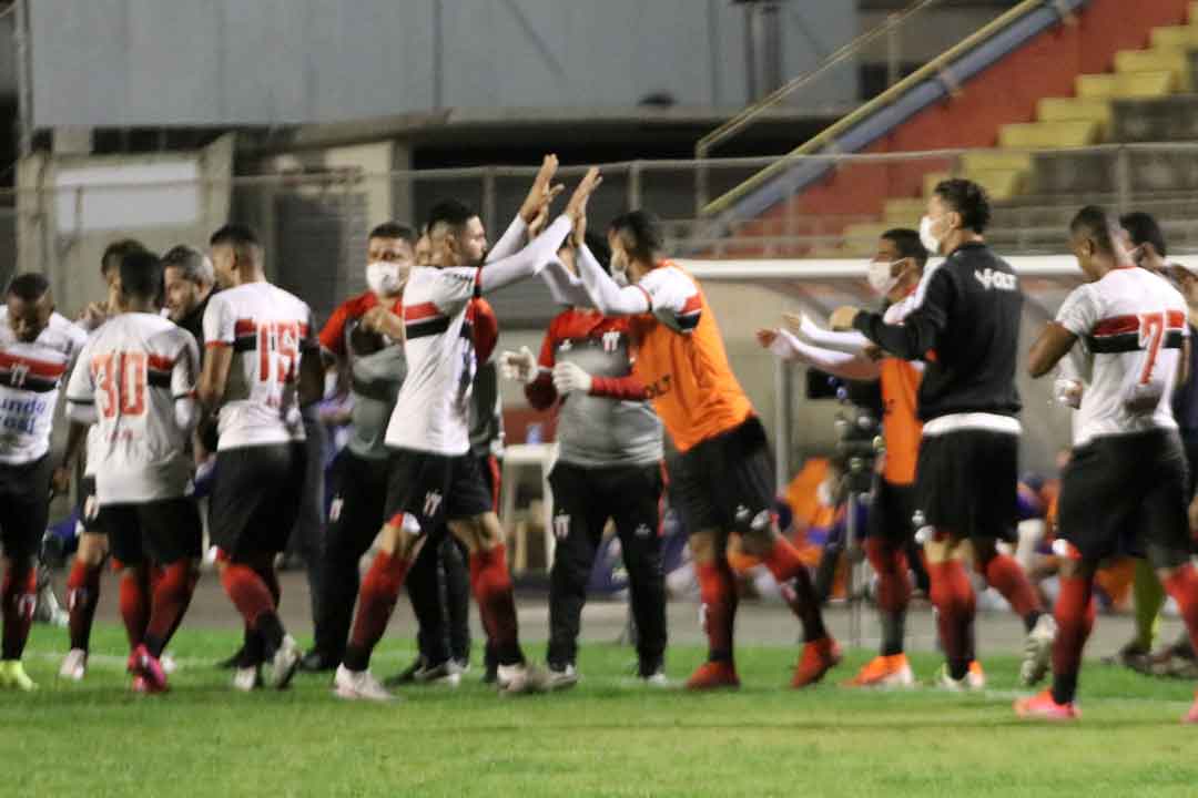 Botafogo Vence O Paraná Em Curitiba