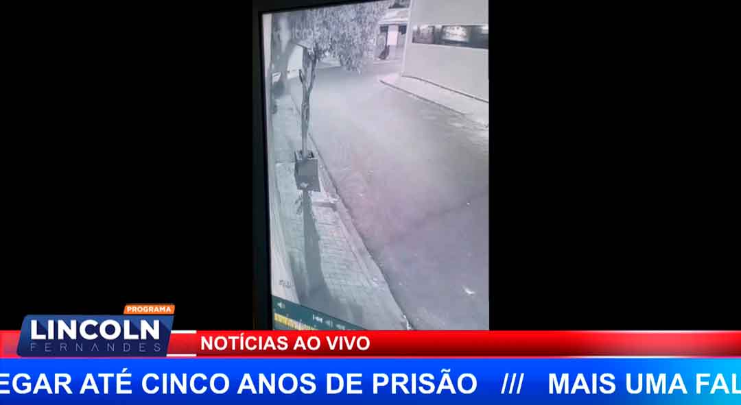 Câmeras De Segurança Flagram Homem Aranha Escalando Para Roubar