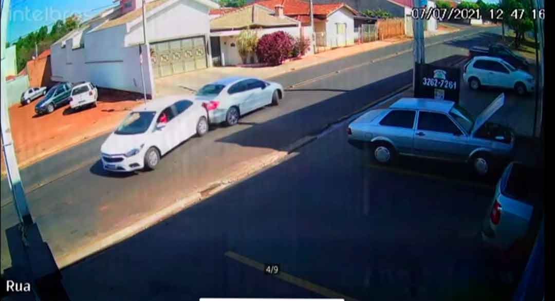 Dois Carros Colidem De Trazeira Na Cidade De Itápolis