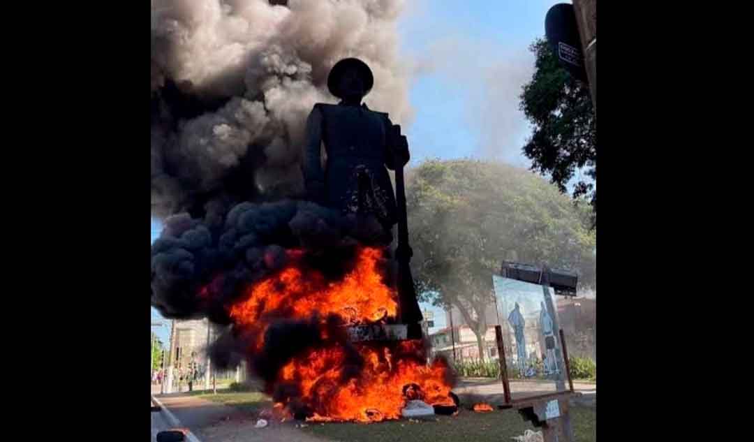 Incêndio Na Estátua De Borba Gato Em São Paulo Causa Polêmica