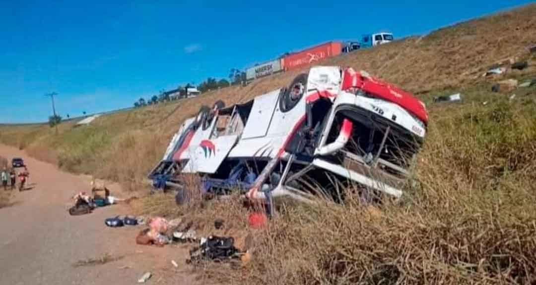 Ônibus Que Saiu De São Paulo Com Destino Ao Ceará Capota Na Washington Luís