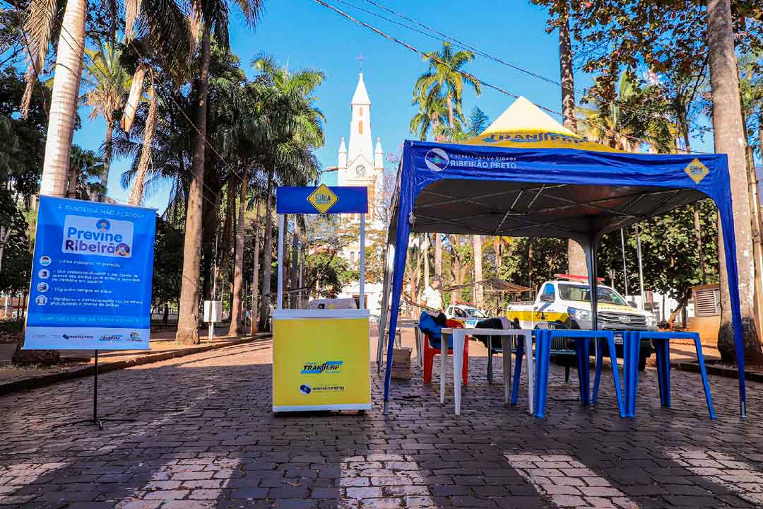 Previne Ribeirão Distribui Frascos De Álcool Em Gel E Máscaras Para Usuários De Ônibus