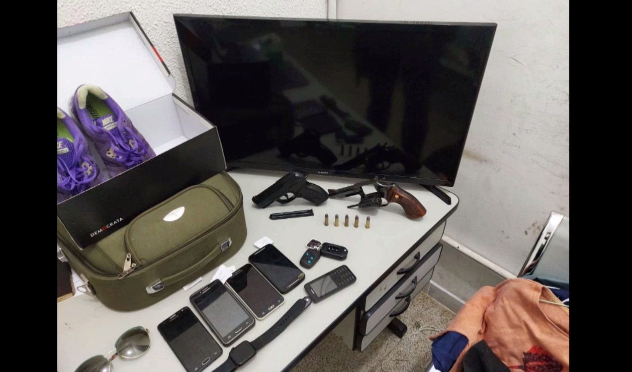 Rocam Apreende Armas E Celulares Com Ladrões Que Haviam Assaltado Uma Residência Em Ribeirão Preto