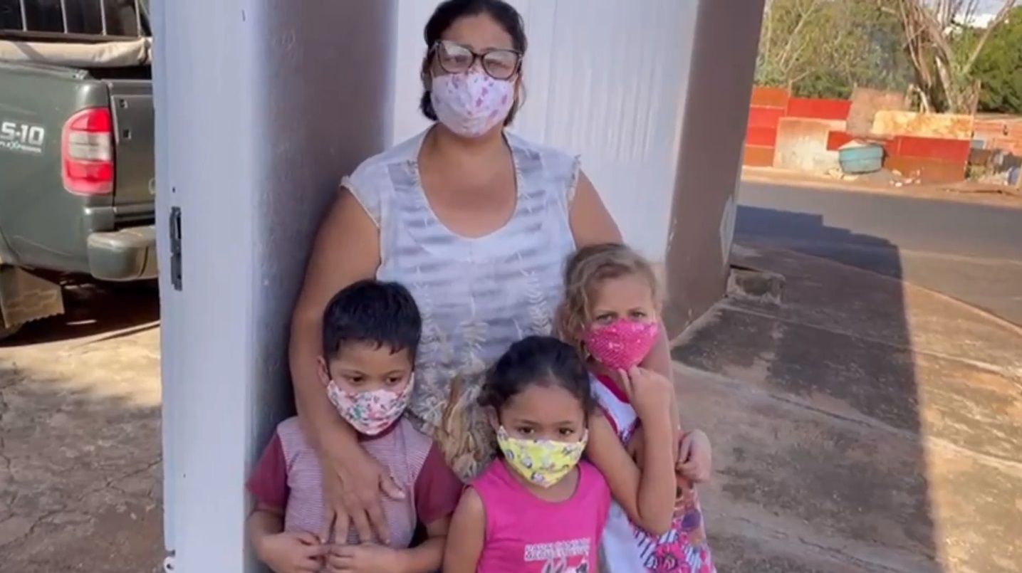 Solidariedade.  Loja Maçã Ouve Apelo No Voz Metropolitana E Doa Roupas De Frio Para Crianças