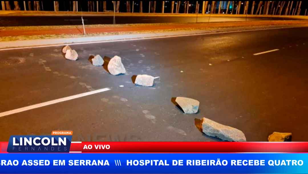 Bandidos Colocam Pedras Para Bloquear Avenida Adelmo Perdizza