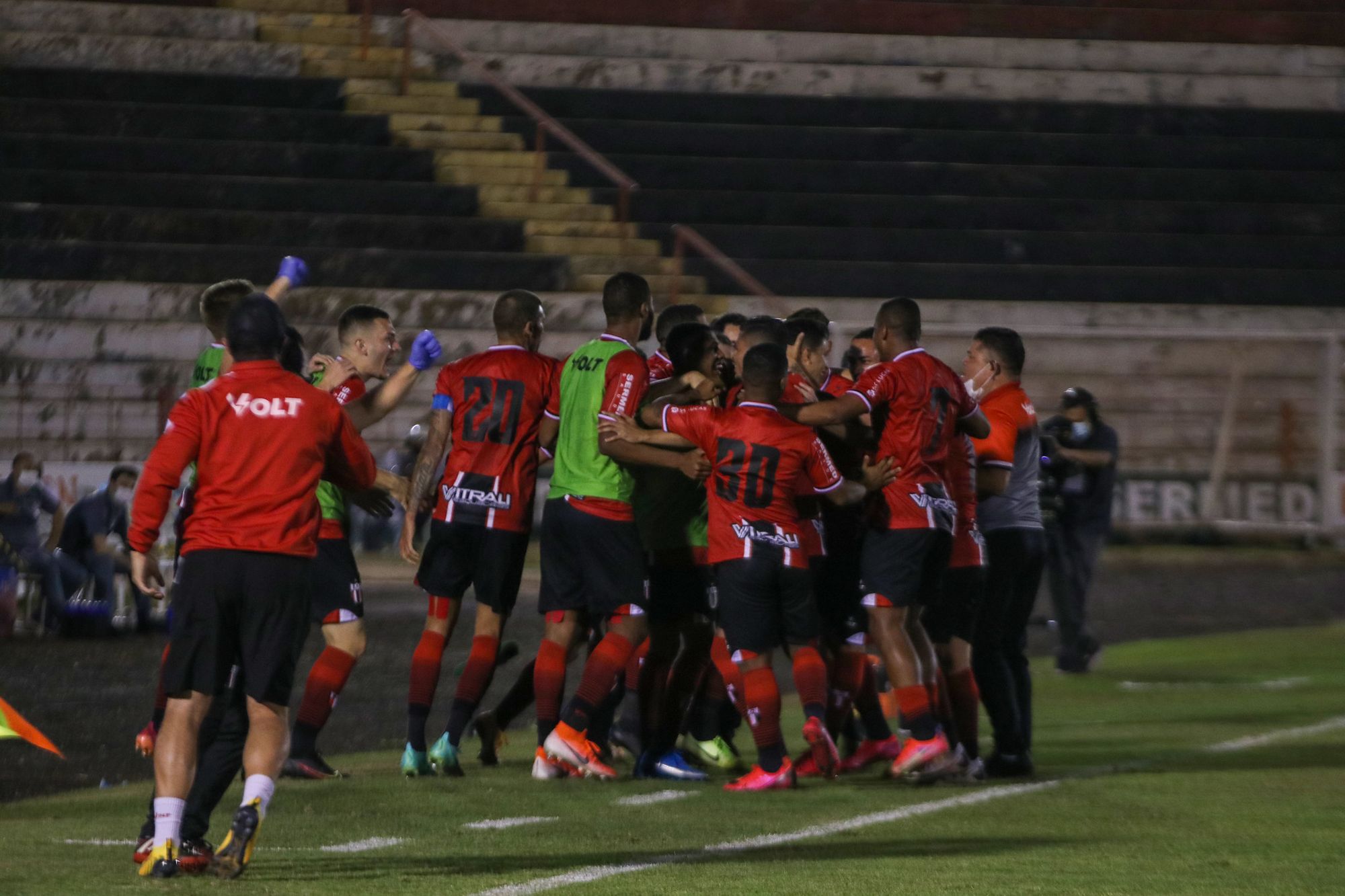 Botafogo Vence Paraná E Volta Ao G4