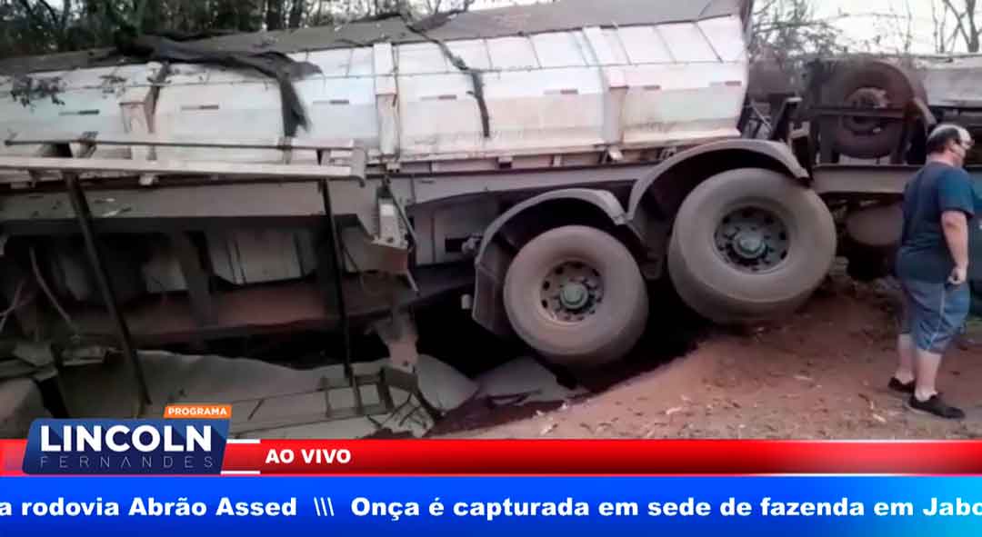 Caminhão Tomba Em Cima De Camionete Matando Duas Pessoas