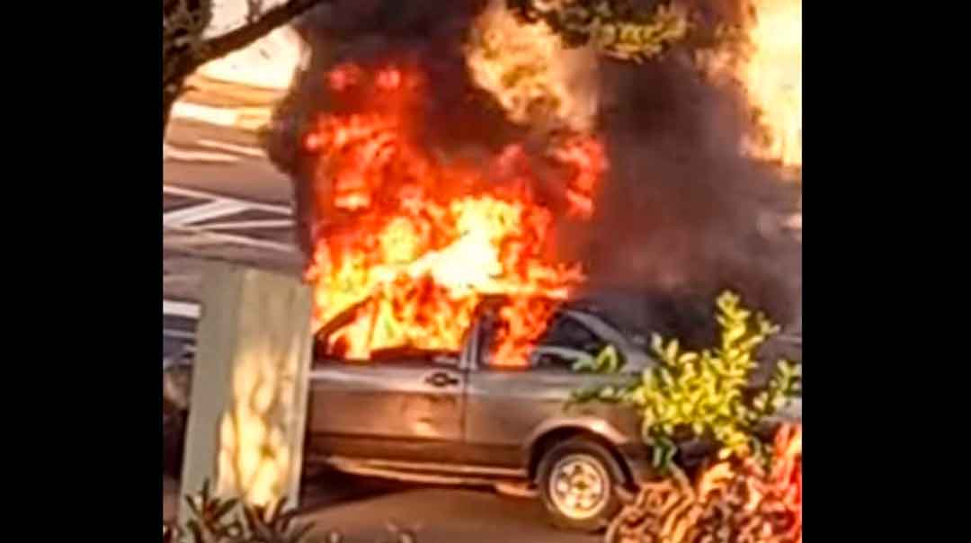 Carro Bate E É Incendiado Por Pessoas Em Situação De Rua