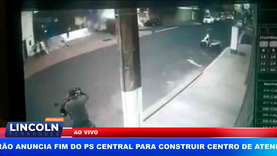 Carro Passa Direto Em Esquina E Abre Um Buraco Na Parede De Escritório