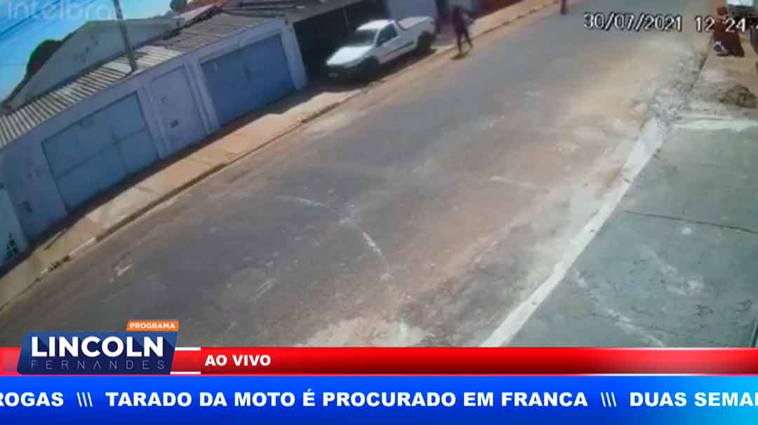 Tarado Da Moto Passa A Mão Nas Nádegas De Mulher Que Caminhava Na Rua