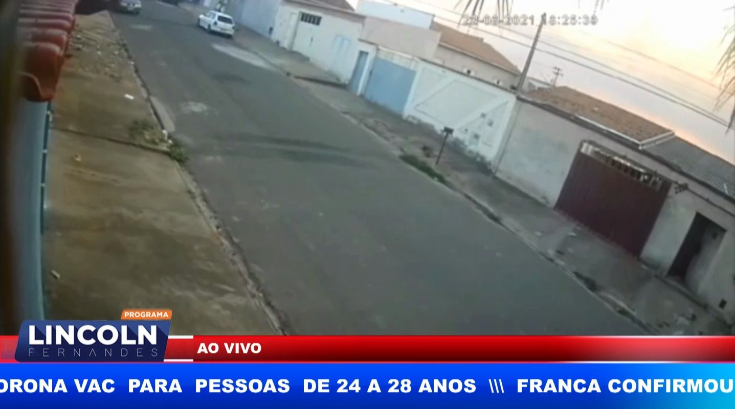 Um  Homem Morreu Esfaqueado No Meio De Um Rua Em Frnca  E  Ação Foi Registrda Por Câmeras De Segurnça