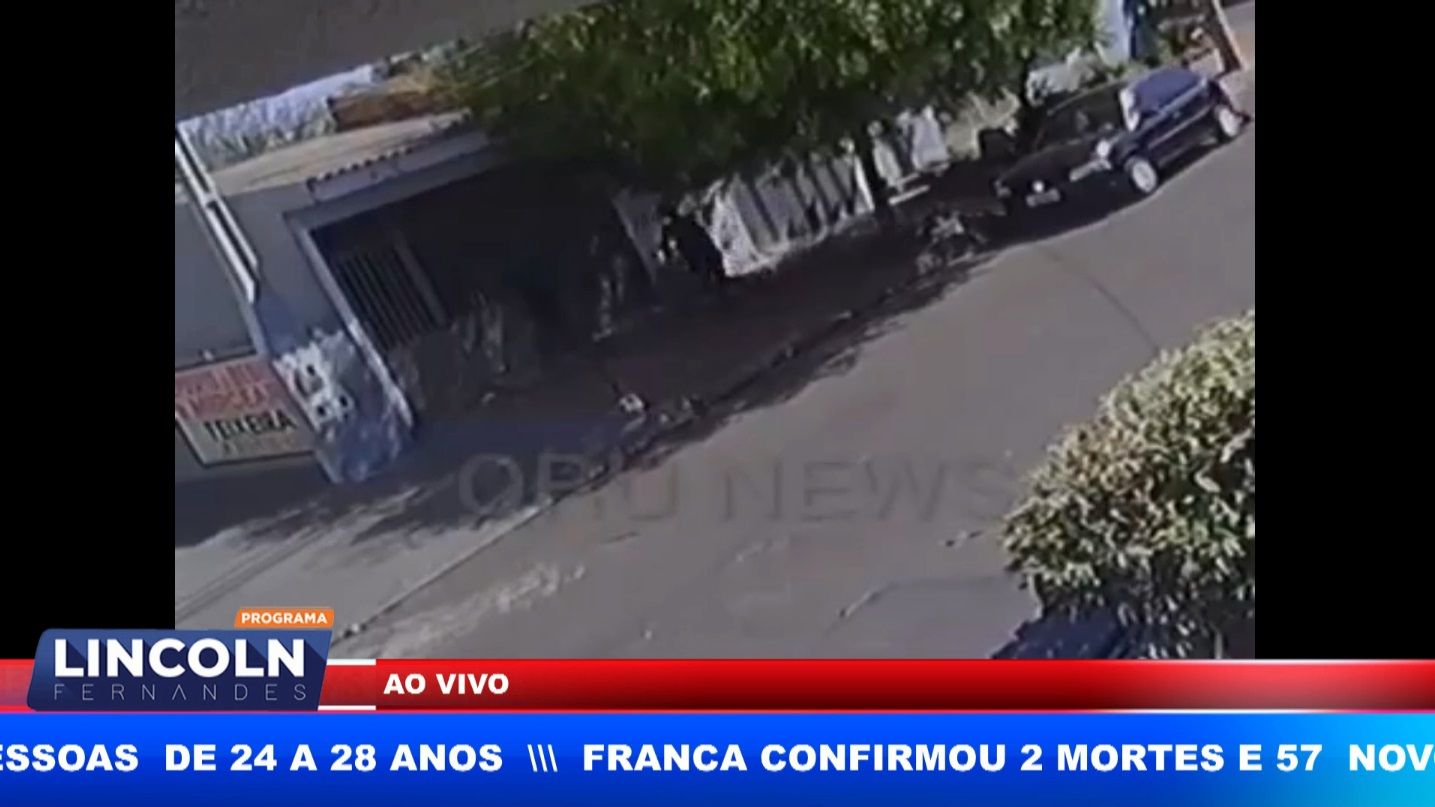 Câmera De Segurança Flagrou O Momento Que O Carro Para Na Frente Deposito De Bebeidas Onde Os Irmãos Foram Executados