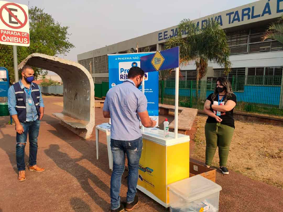 Usuários De Ônibus Do Ribeirão Verde Recebem Kit Preventivo À Covid-19