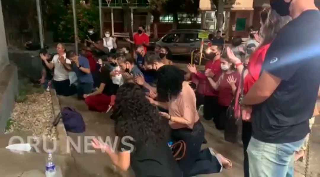 Amigos E Familiares Oram Em Hospital Por Bombeiro Sobrevivente De Acidente Com Guindaste