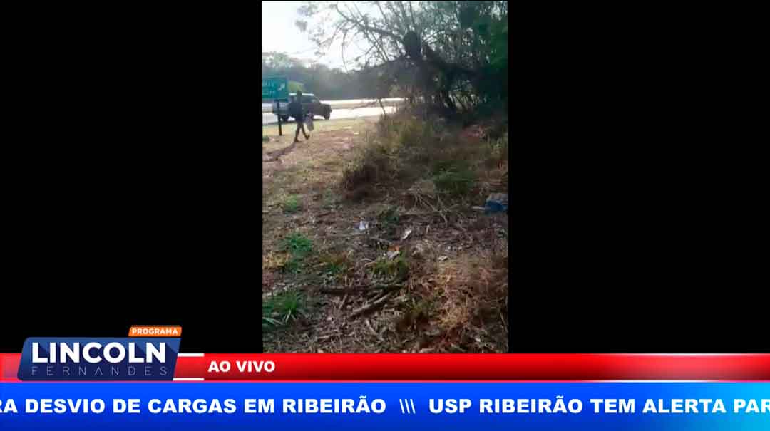 Andarilho Ateia Fogo Em Mato Seco Na Beira Da Rodovia Em Monte Alto