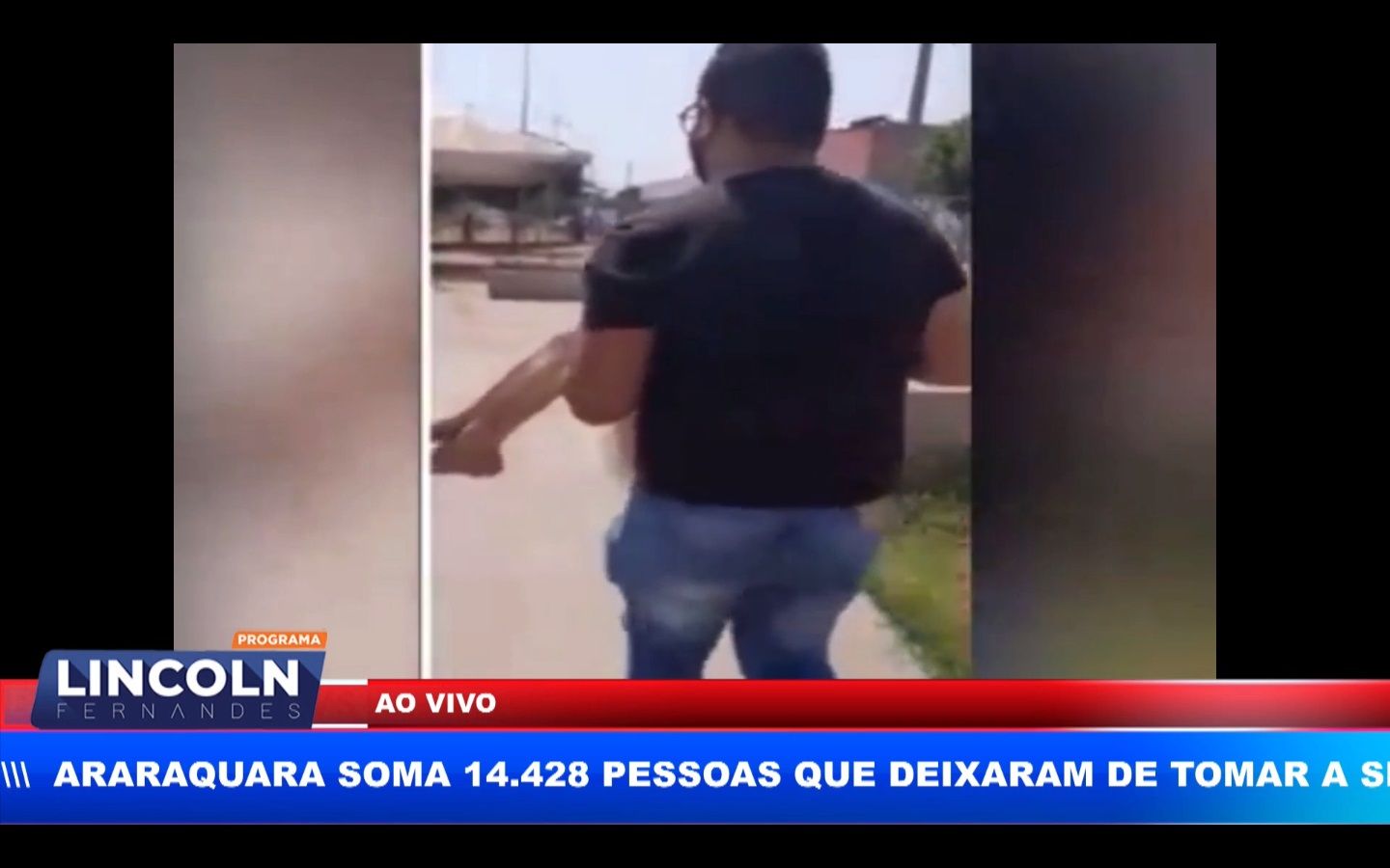 Homem Tem Que Carregar Vozinha Até Dentro Das Dependencias Do Posto De Saúde Para Receber Vacina