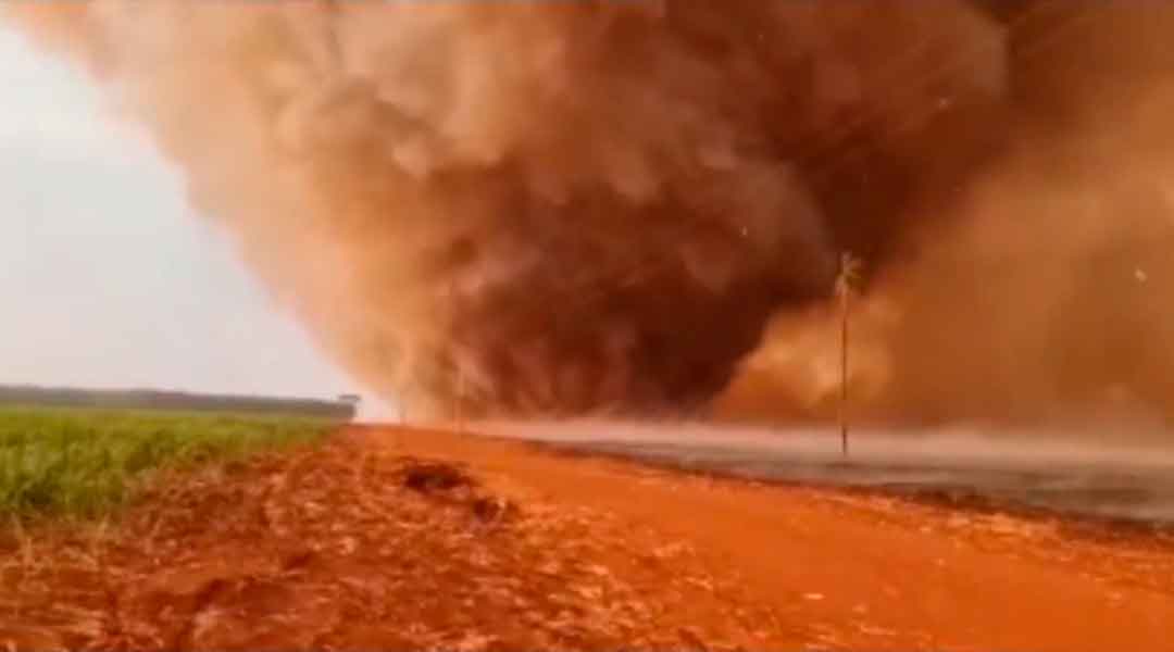 Redemoinho Gigante E Fogo Na Zona Rural De Colômbia-Sp