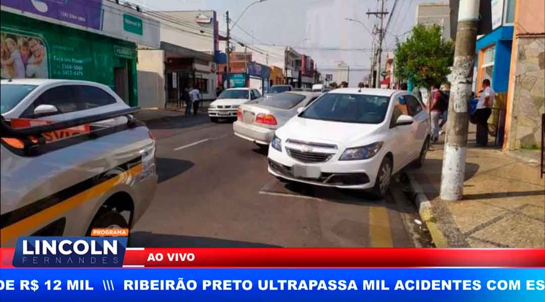 Três Carros, Uma Moto E Um Ônibus Se Envolvem Em Colisão No Centro