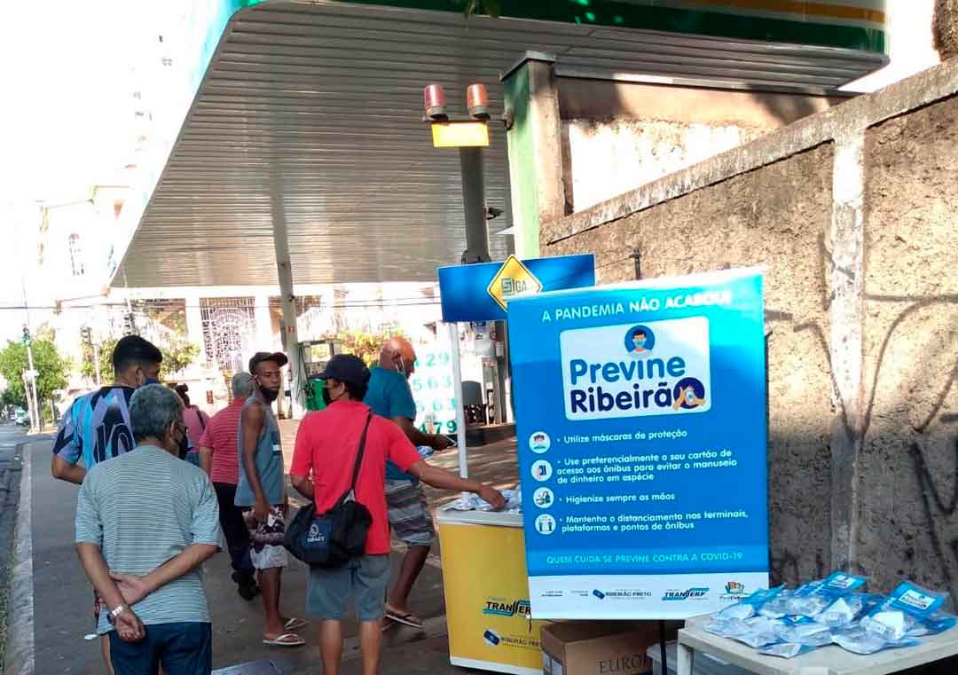 Ação Distribui 550 Máscaras E Frascos De Álcool Em Gel No Centro De Ribeirão