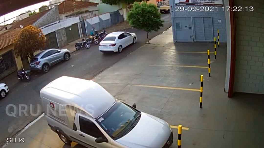 Câmera De Segurança Registrou O Furto De Motocicleta  Nos Campos Eliseos Em Ribeiro Preto