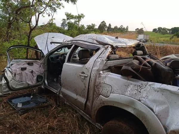 Camionete Fica Destruída Após Capotamento Na Cândido Portinari, Um Casal Ficou Ferido