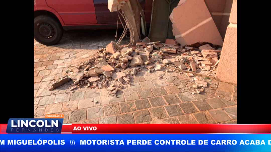 Motorista Perde O Controle Do Carro E Bate Em Casa No Pq. Dos Lagos