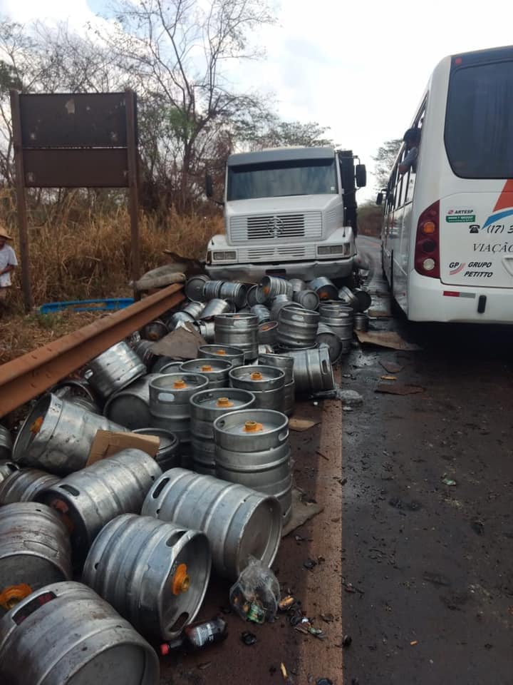 Na Região De Barretos Acidente Entre Dois Caminhões  Na Assis Chateaubriand Deixa Carga De Chopp Espalhada Pela Rodovia