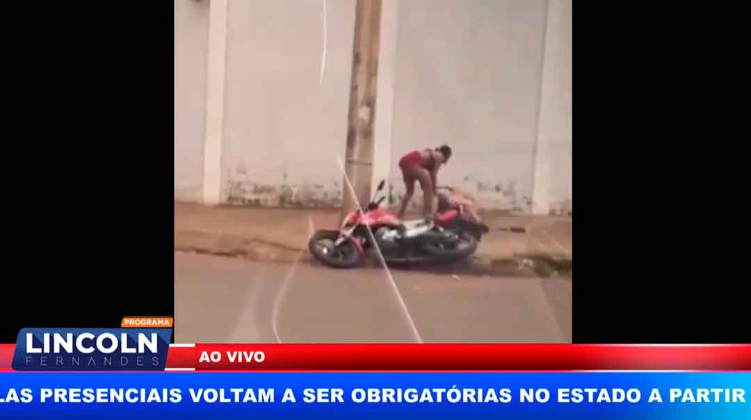 Travestis Se Juntam E Agridem Provavel Agressor Que Estava De Moto