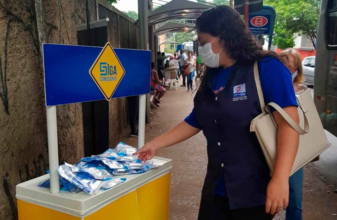 Ação Distribui 385 Máscaras E Frascos De Álcool Em Gel No Centro De Ribeirão