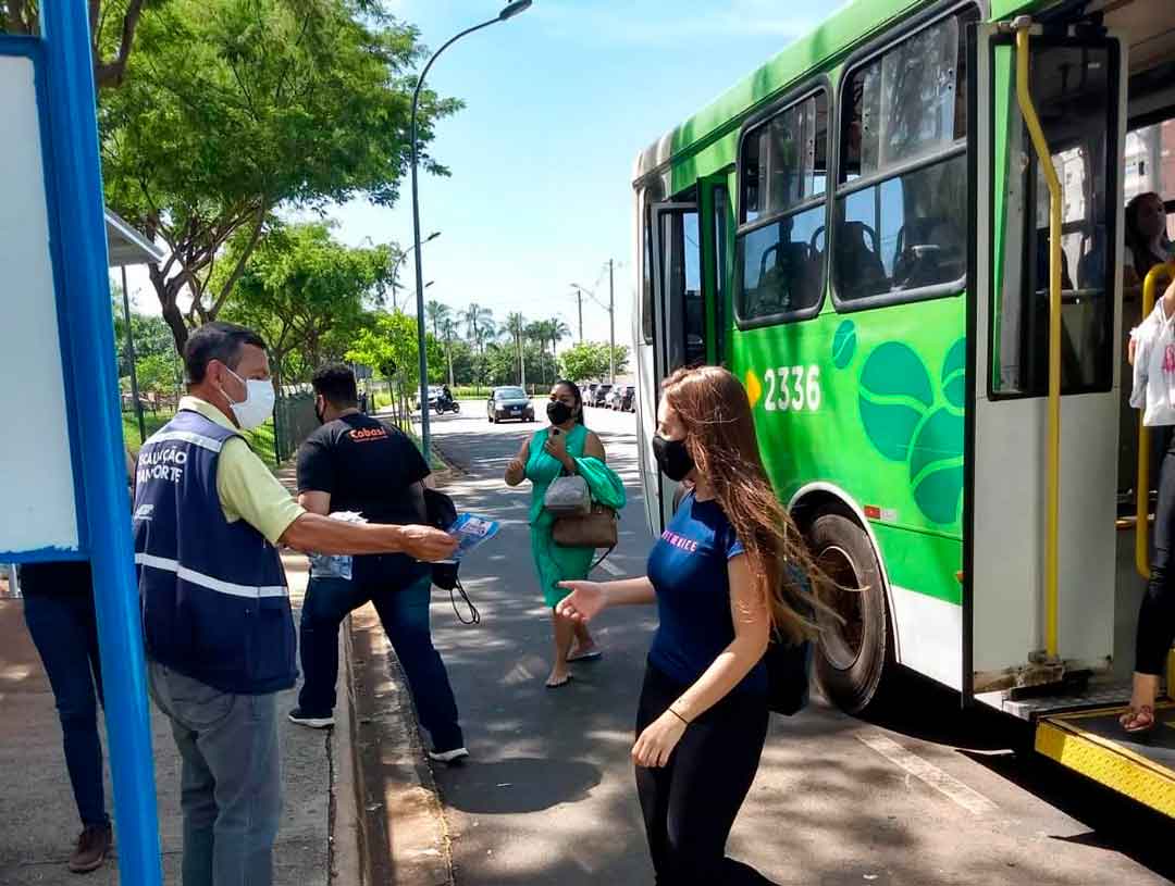 Ação Distribui 402 Máscaras E Frascos De Álcool Em Gel Para Usuários De Ônibus