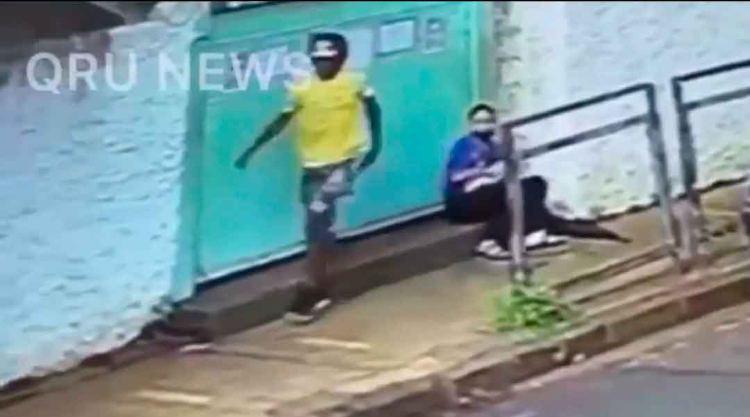 Câmera De Monitoramento Flagra Assalto A Jovem Em Porta De Escola