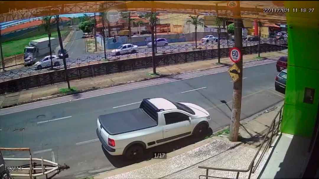 Câmeras Flagram Caminhão Desgovernado Arrastando Quatro Carros