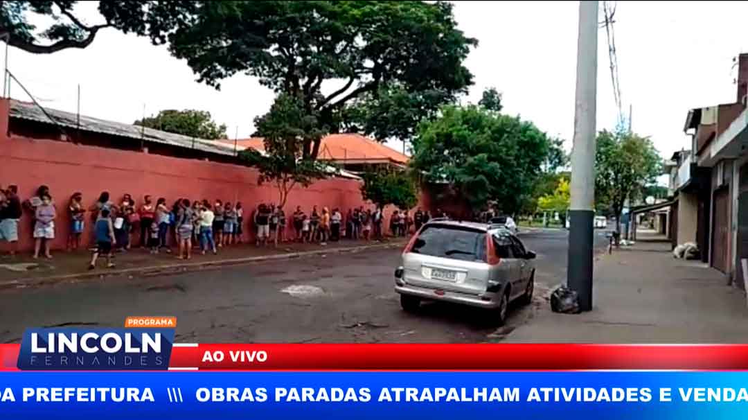 Fila Gigante Para População Marcar Consulta No Pq. Ribeirão