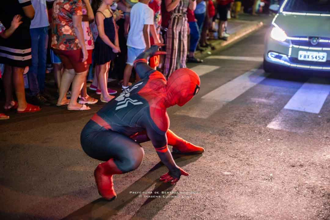 Caminhada “Natal Luz Encantar” Atrai Sertanezinos Em Noite Com Papai Noel E Muitos Personagens