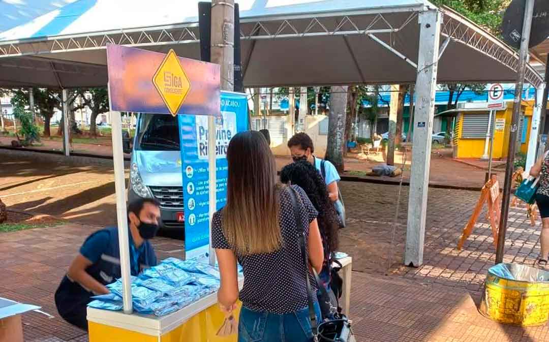 Nova Ação Distribui 900 Máscaras E Frascos De Álcool Em Gel Na Praça Da Bandeira