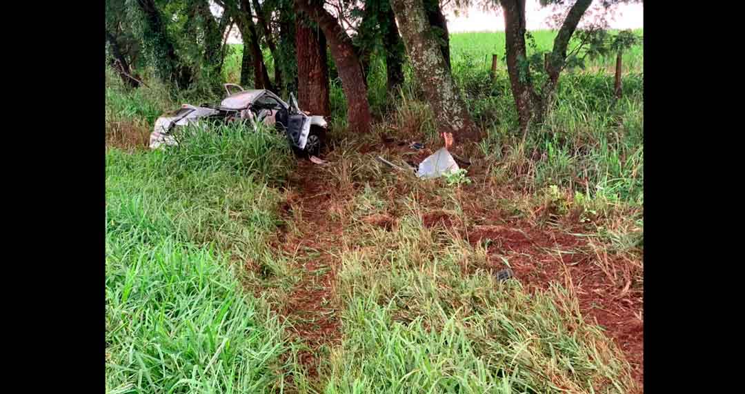 Acidente Misterioso, Mulher Capota E Bate Em Árvore