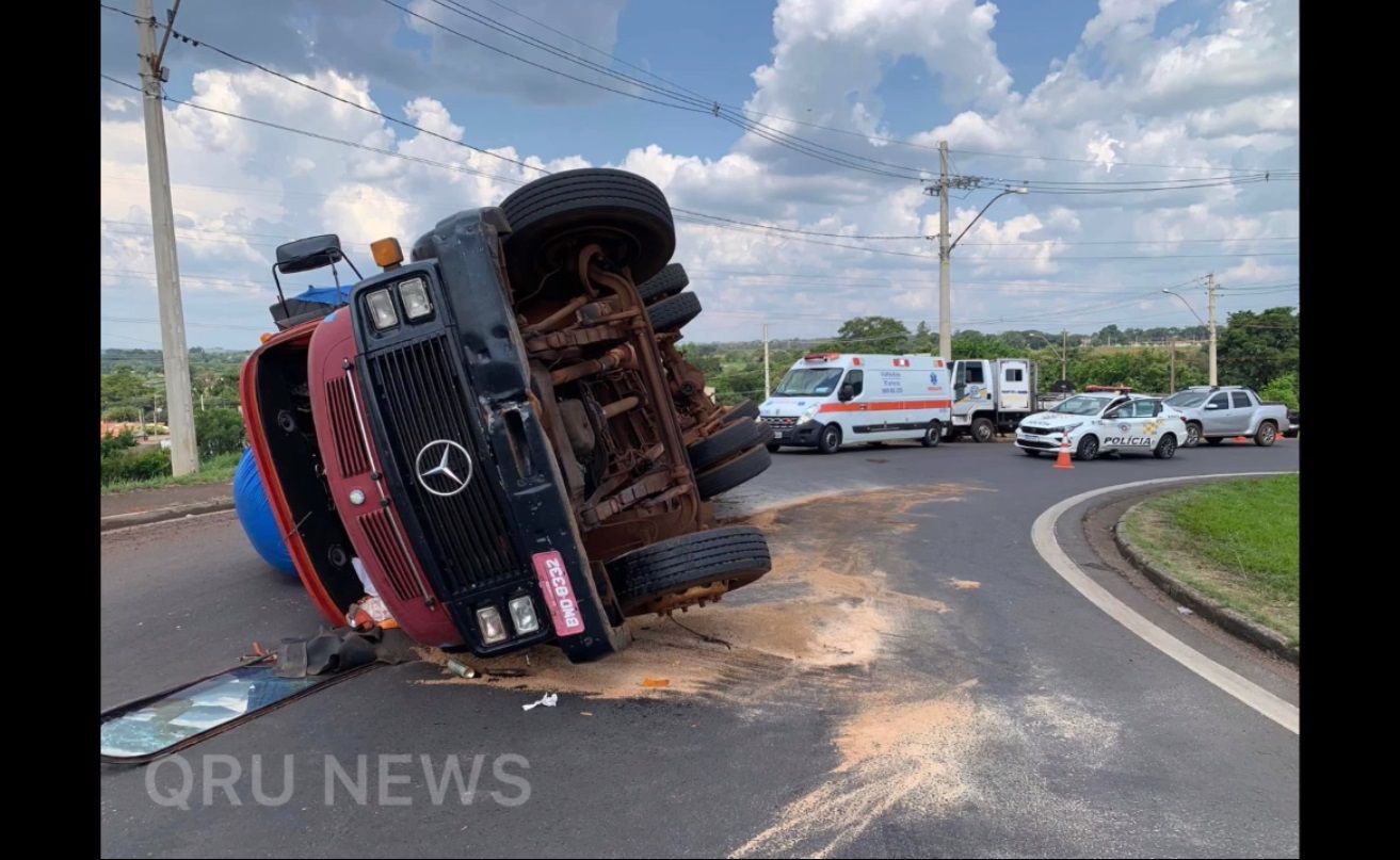 Caminhão Carregado De Amendoim Tomba Na Entrada De Ribeirão Preto