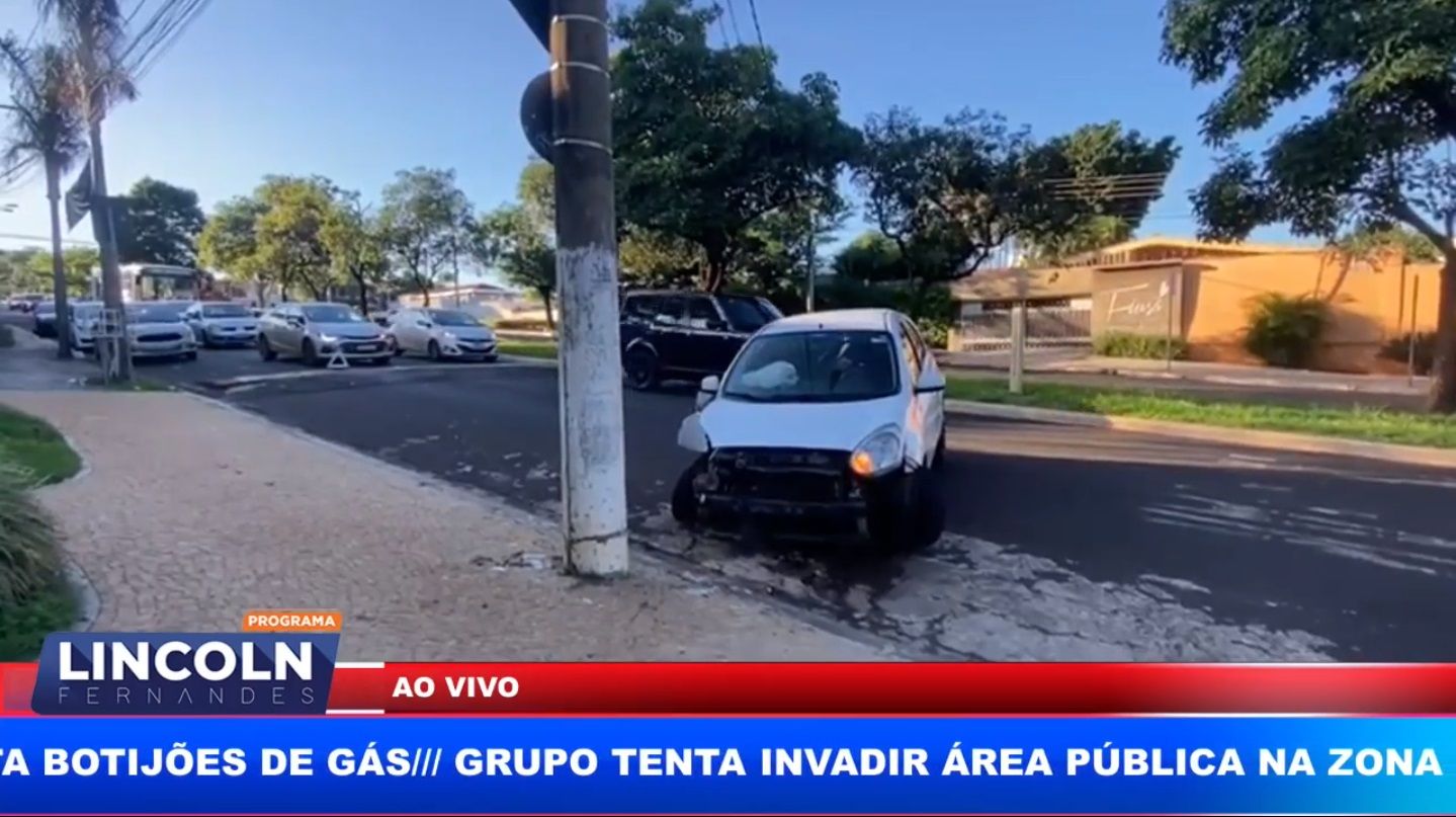 Motorista Perde O Controle Da Direção E Bate Em Poste Na João Fiusa