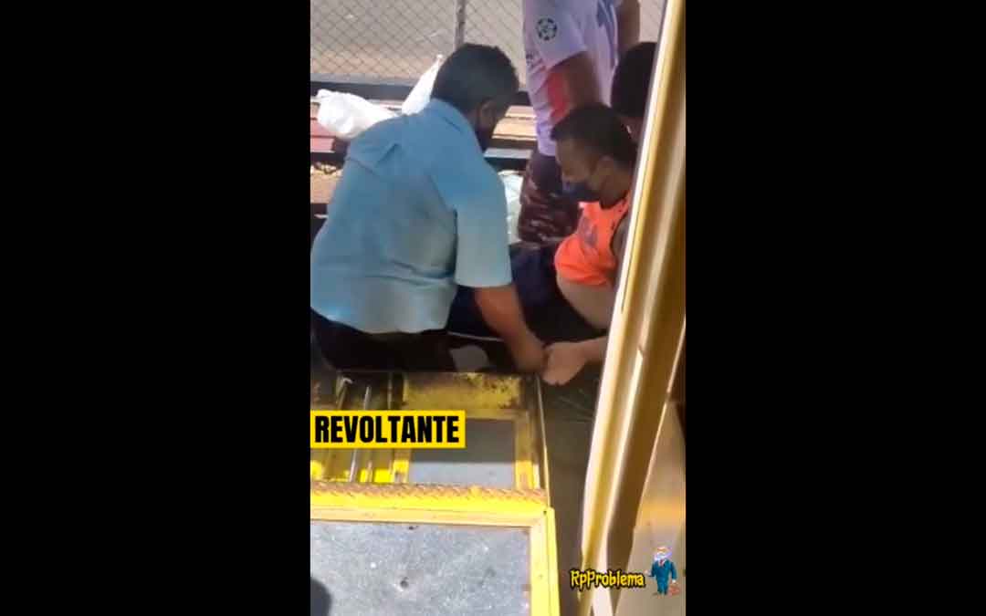 Cadeirante Tenta Embarcar Em Ônibus E Elevador Trava