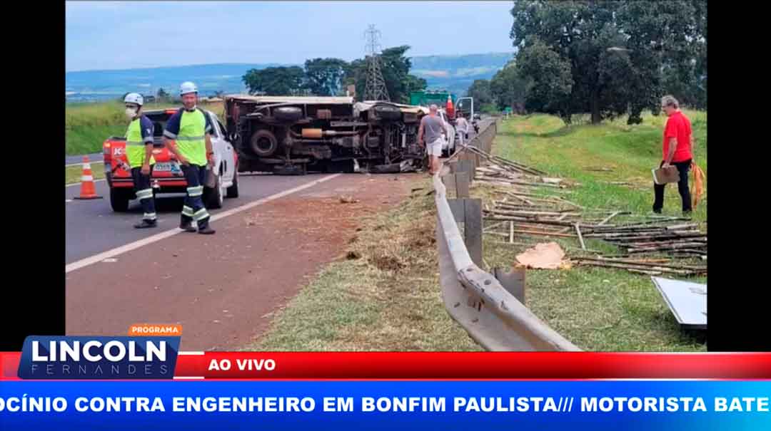 Caminhão Com Carga De Andaimes Tomba Na Rodovia Ronan Rocha