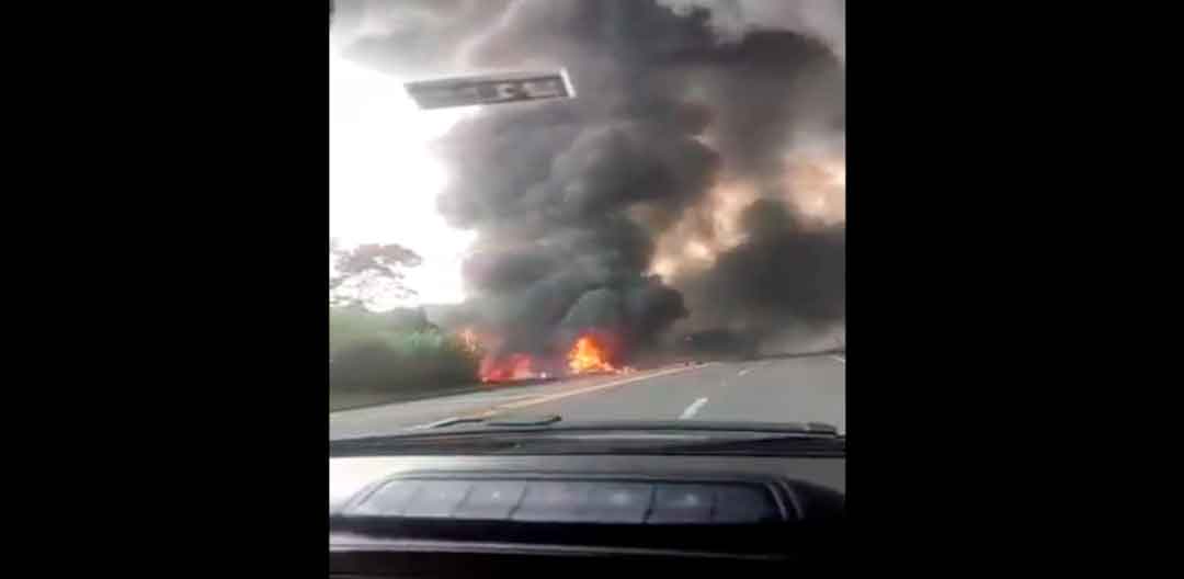 Caminhão Explode Após Colidir Com Ônibus Em Águas Da Prata